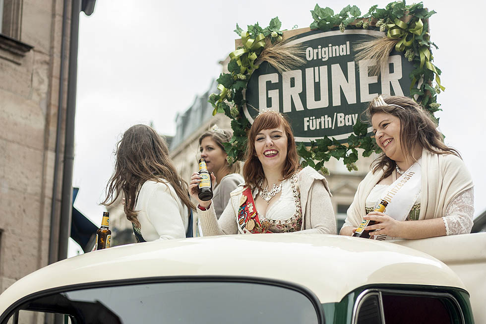 Grüner LKW Tucher