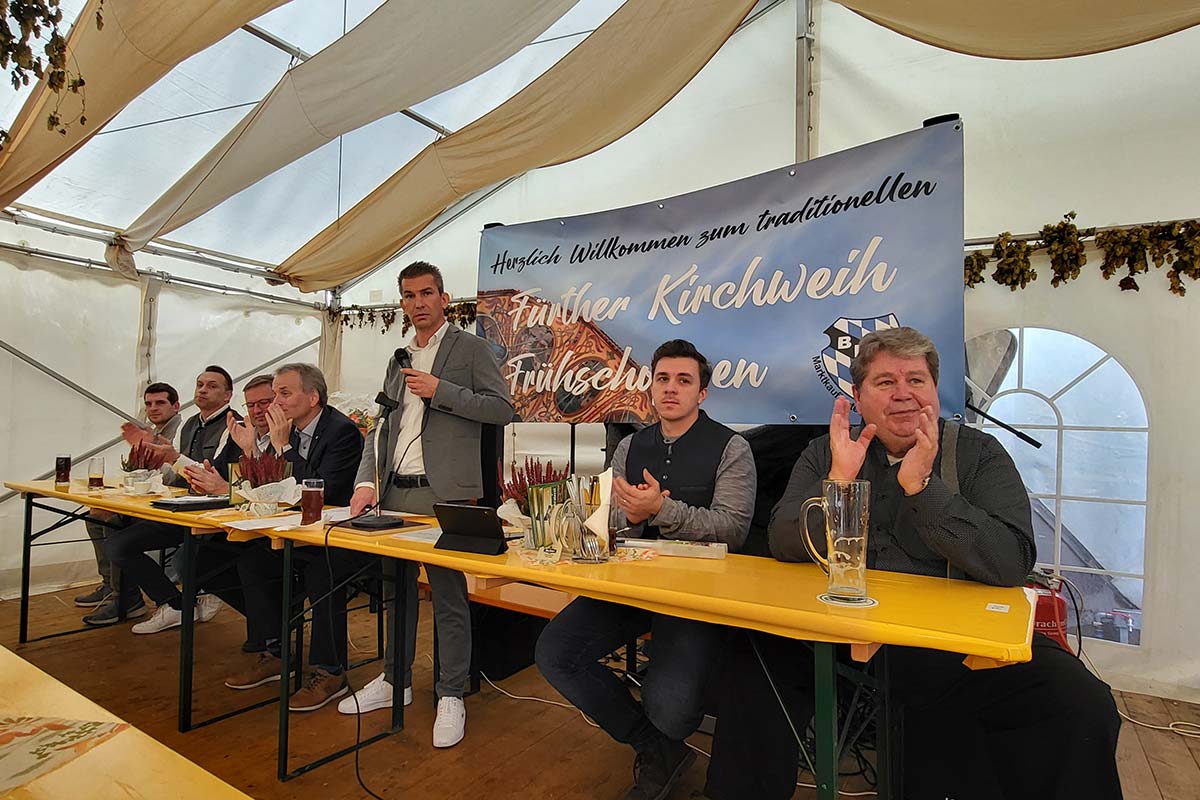 Stefan Wentzl beim traditionellen Frühschoppen der Marktkaufleute und Schausteller