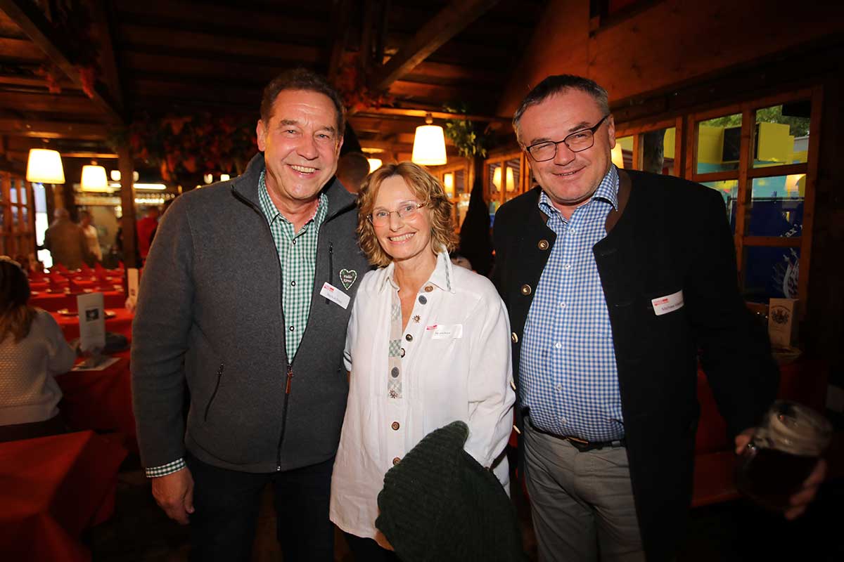 Bürgermeister Markus Braun mit Ehefrau Barbara Tiefel. Braun und Michael Maderer (CSU Bezirksrat)